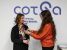 Mª José Estela Esteban, colegiada nº 23 del COTS de Alicante desde 1982, recibe la insignia de la profesión de la mano de la presidenta Loles Soler